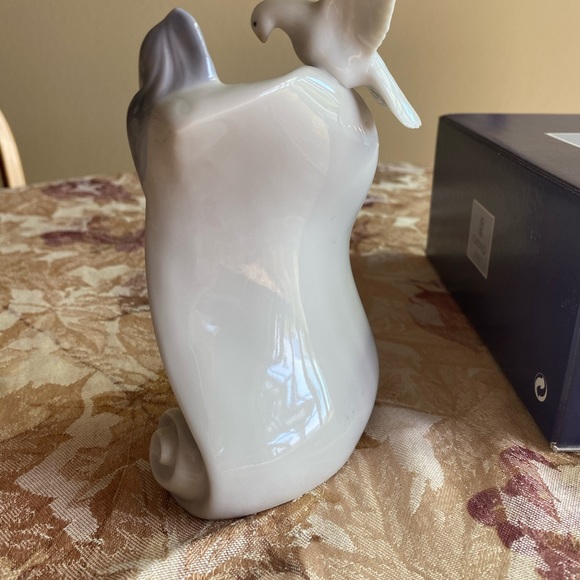 RETIRED 1999 ‘ART BRINGS US TOGETHER LLADRO’ PORCELAIN FIGURINE-Item#01007677 - Picture 4 of 6